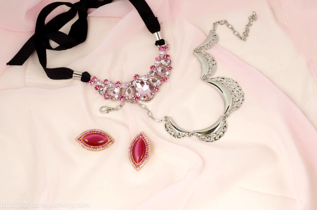 时尚饰品广告-珠宝首饰上粉红色的头巾